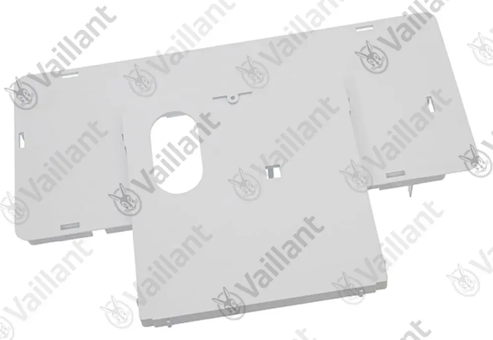 Drei weiße Frontbleche von Vaillant in rechteckiger Form, mit Ausschnitten und Halterungen, zur Verwendung in Heizungsanlagen.